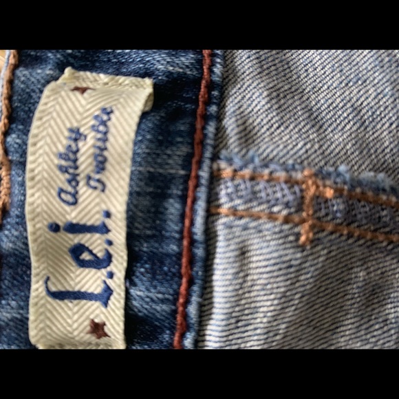 L.E.I. Distressed hipster wide leg bell jeans! 👖 - Picture 4 of 5